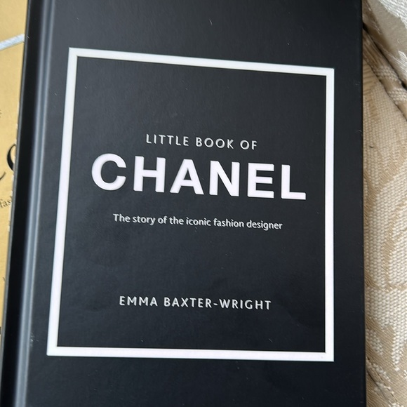 NWT COLLECTION OF FOUR STYLE BOOKS OF CHANEL, LV, PRADA AND GUCCI - Picture 5 of 8